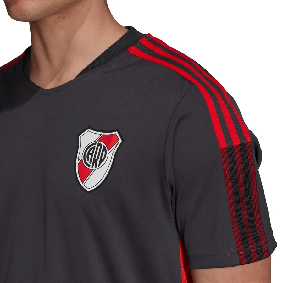 Imagen 4 de 6 de Camiseta adidas Entrenamiento Tiro River Plate-GRAFITO/ROJO/BLANCO