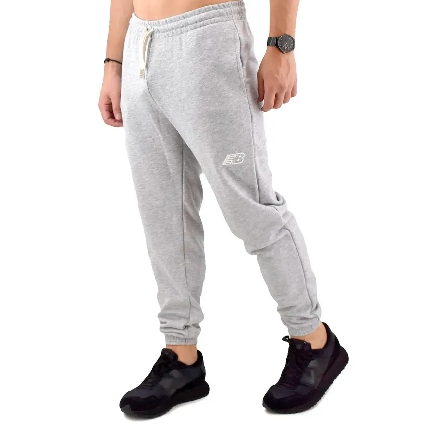 Imagen 2 de 4 de Pantalón New Balance Essentials Fleece Jog-GRIS