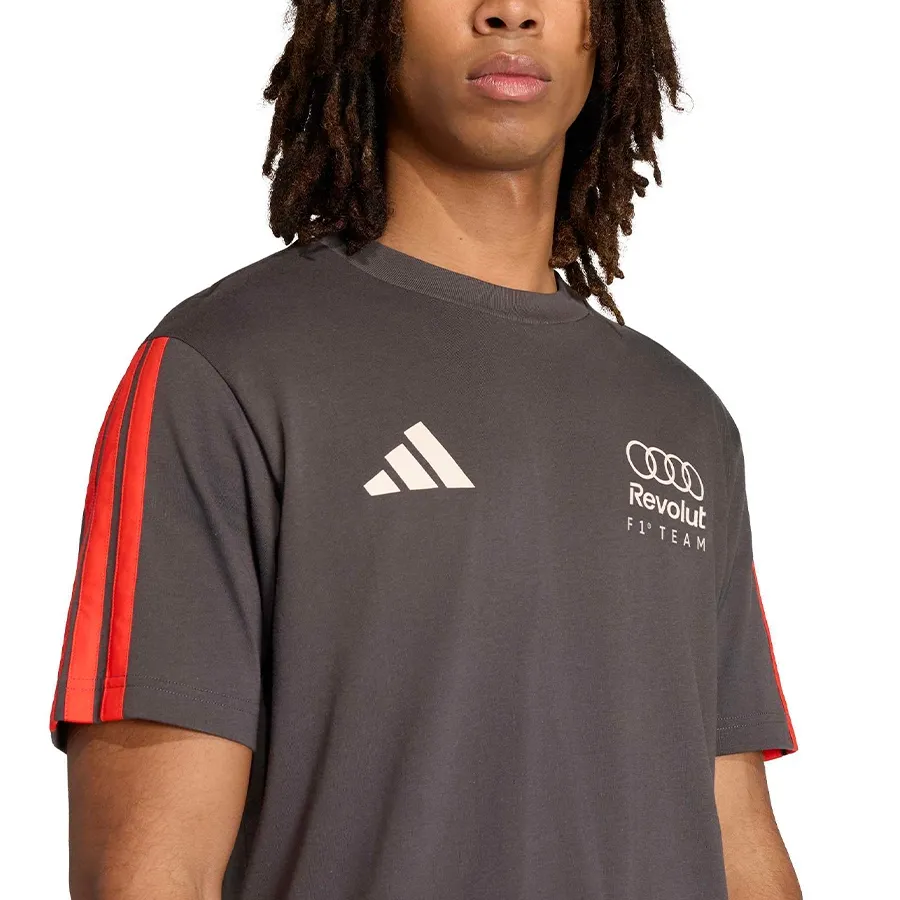 Imagen 3 de 5 de Remera adidas Audi Revolut-GRAFITO/ROJO