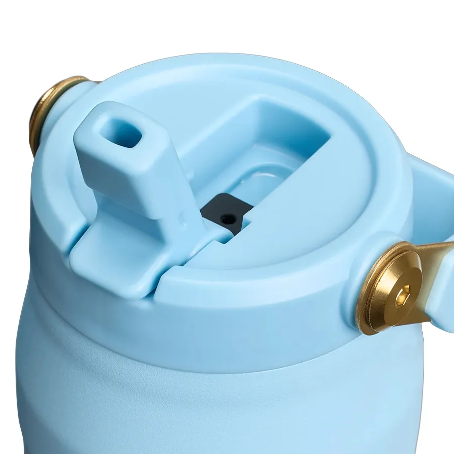 Imagen 2 de 5 de Botella térmica Iceflow Flip Straw 2.0 Messi 710 ml. x Stanley 1913-CELESTE/DORADO