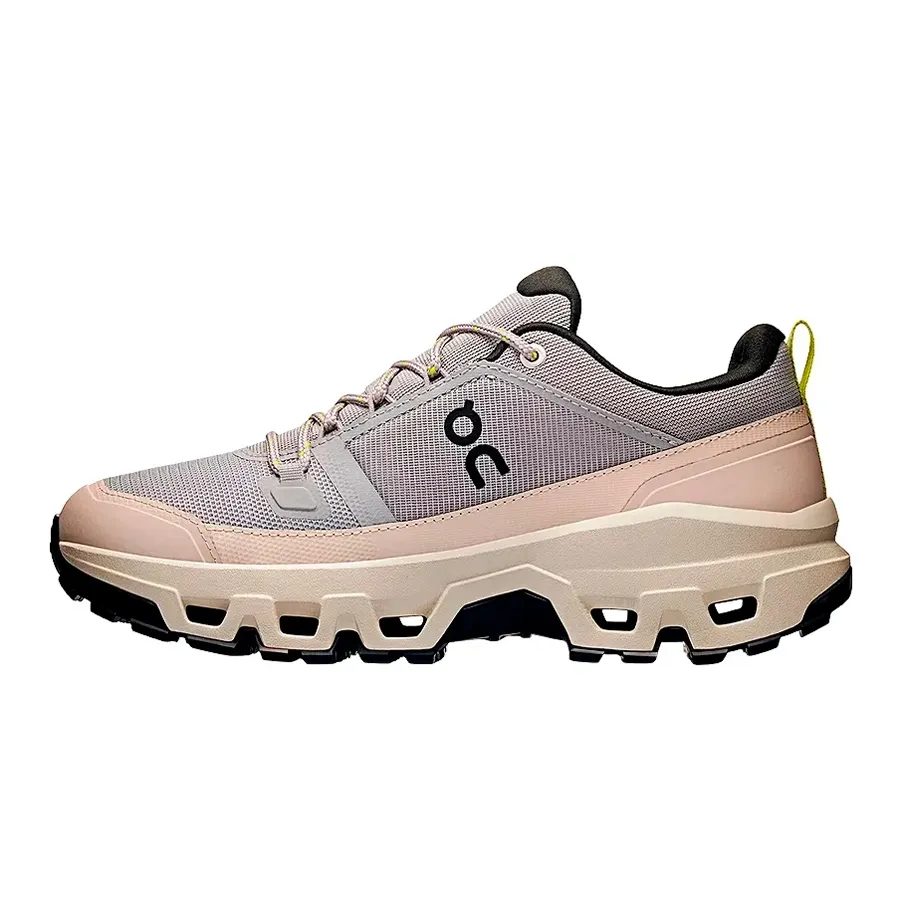 Imagen 2 de 6 de Zapatillas On Cloudrock Low Waterproof-GRIS/BEIGE