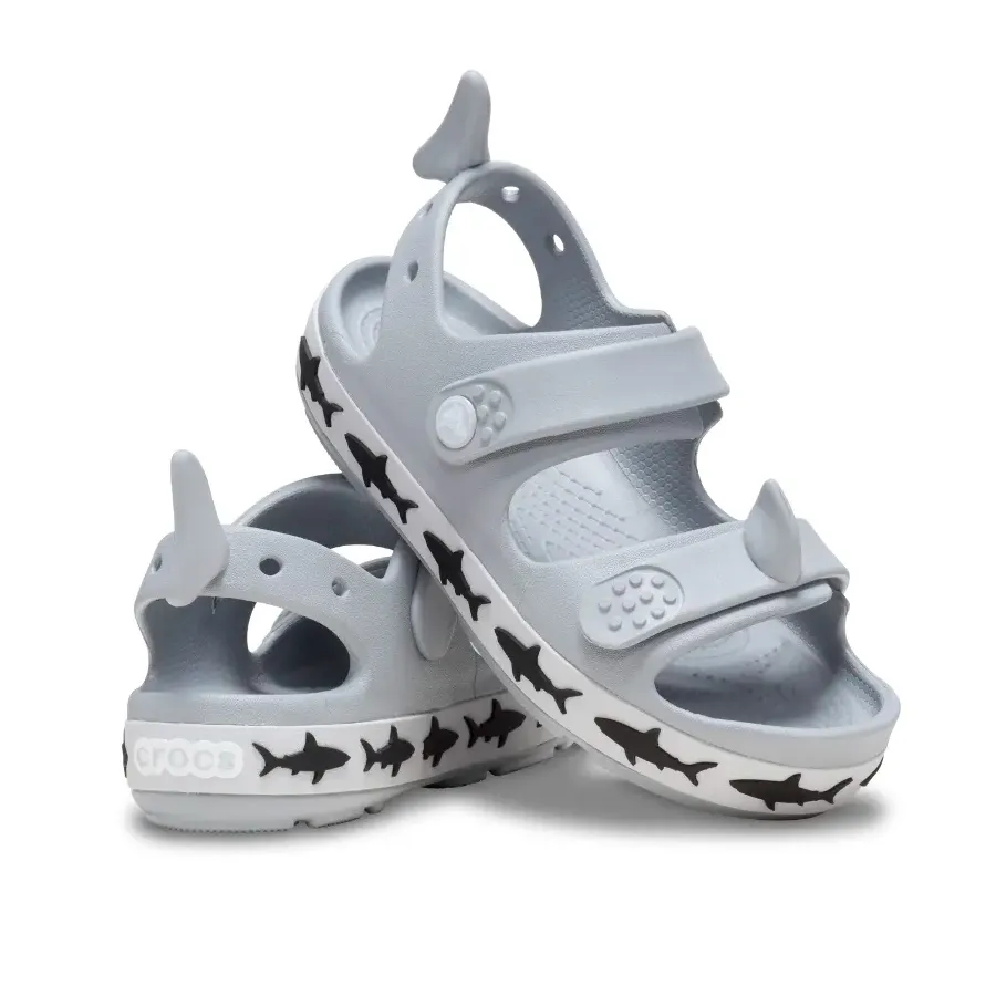 Imagen 4 de 7 de Sandalias Crocs Crocband Cruiser Shark-GRIS/BLANCO