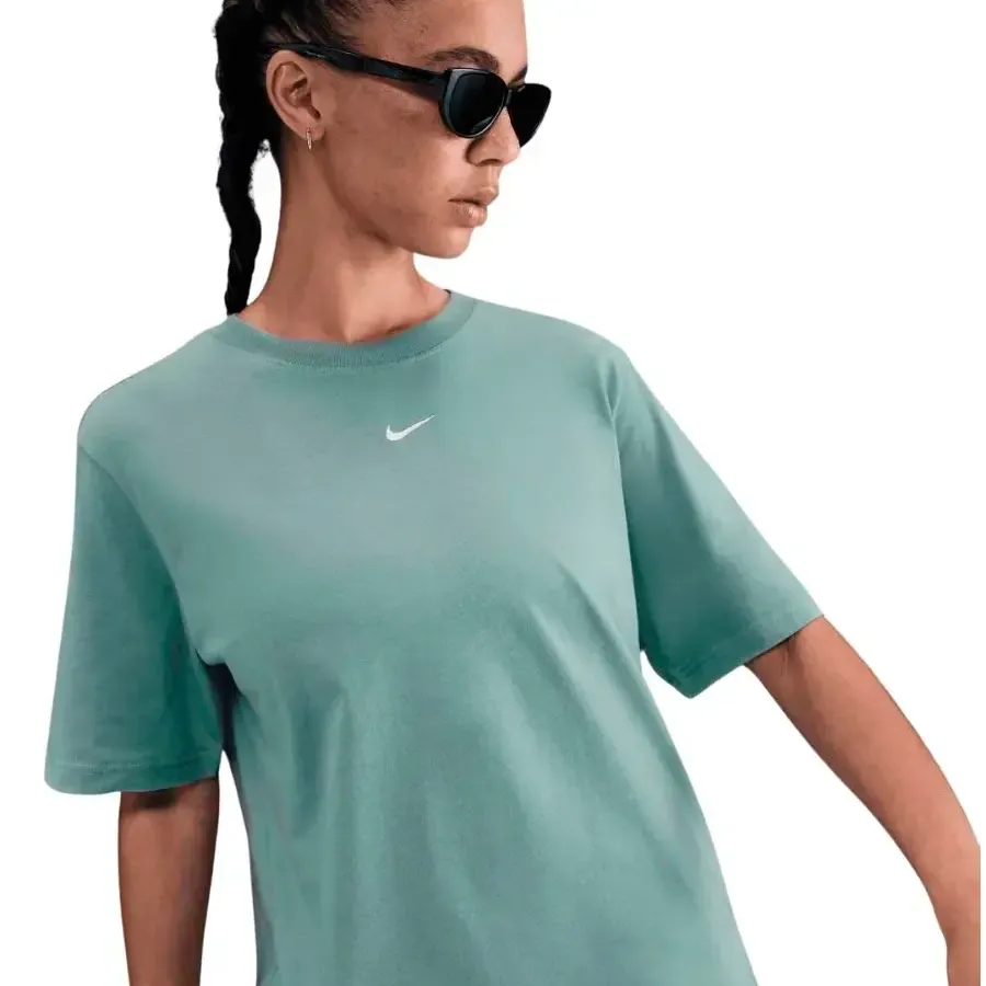 Imagen 2 de 4 de Remera Nike Essentials-VERDE AGUA