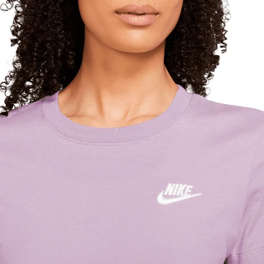 Imagen 2 de 3 de Remera Nike Sportswear Club-LILA
