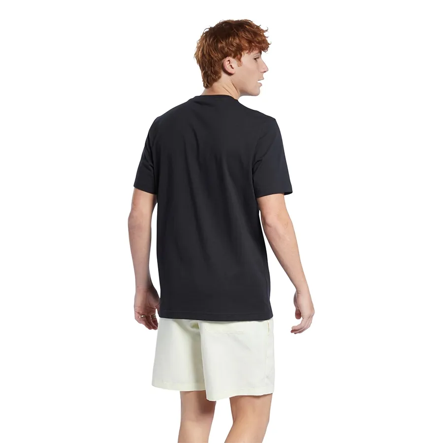 Imagen 3 de 5 de Remera Reebok Graphic Series Crew-NEGRO