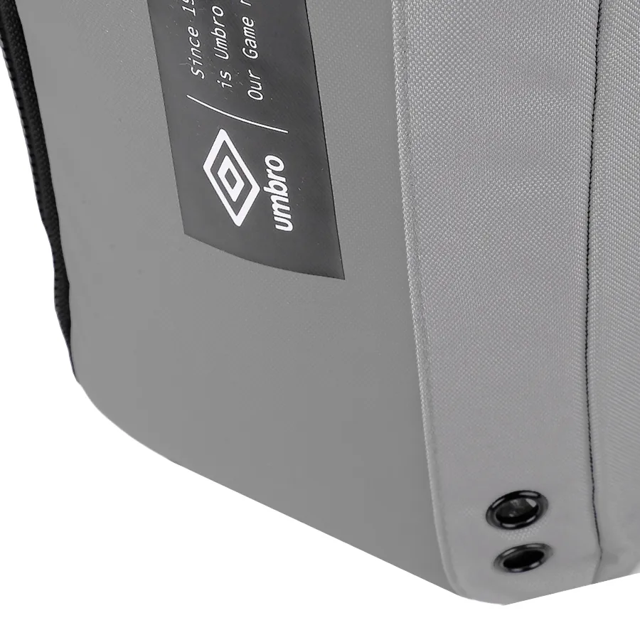 Imagen 2 de 4 de Botinero Umbro Game Ar-GRIS/NEGRO