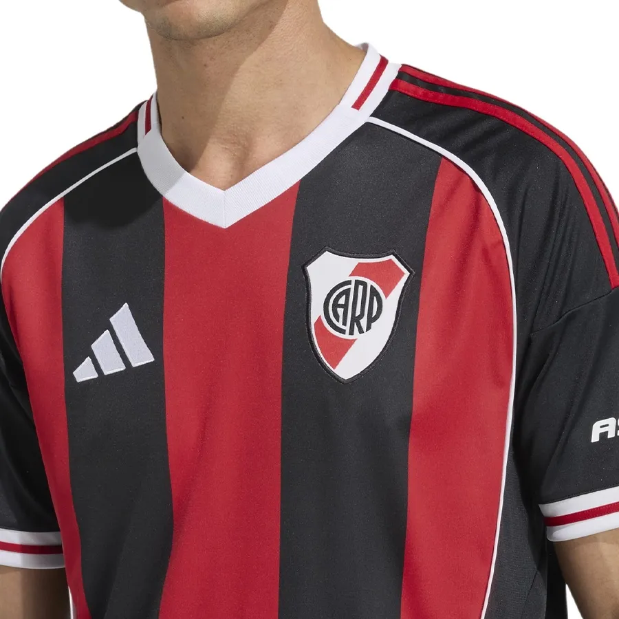 Imagen 4 de 6 de Remera adidas Camiseta Alternativa River Plate 25/26-NEGRO/ROJO