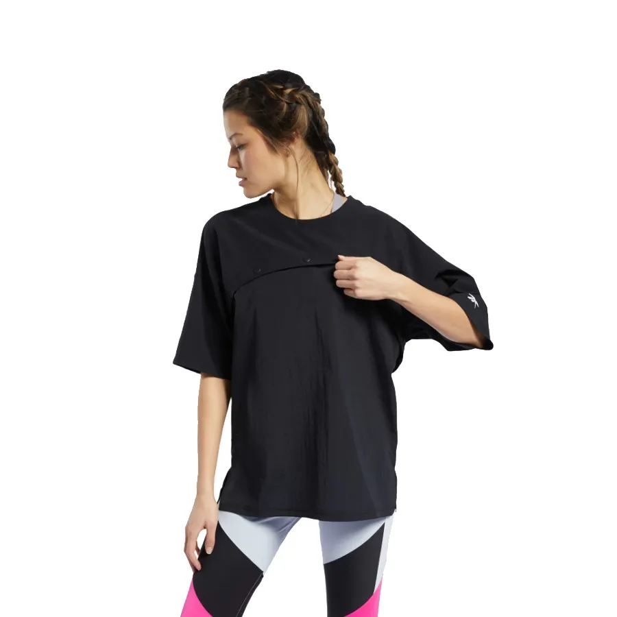 Imagen 0 de 7 de Remera Reebok Dos en uno-NEGRO