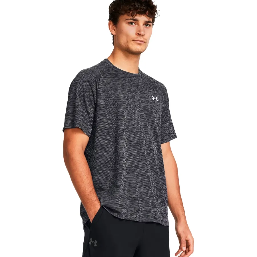 Imagen 0 de 5 de Remera Under Armour Tech Textured-GRIS