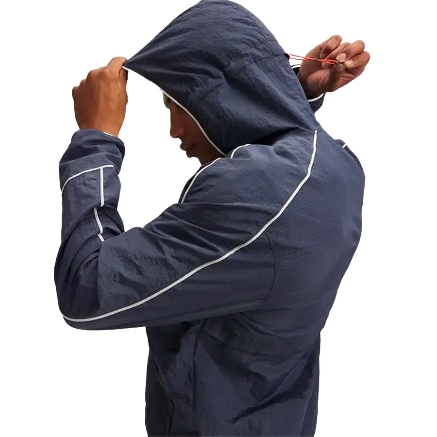 Imagen 2 de 3 de Campera Under Armour Run 96-MARINO