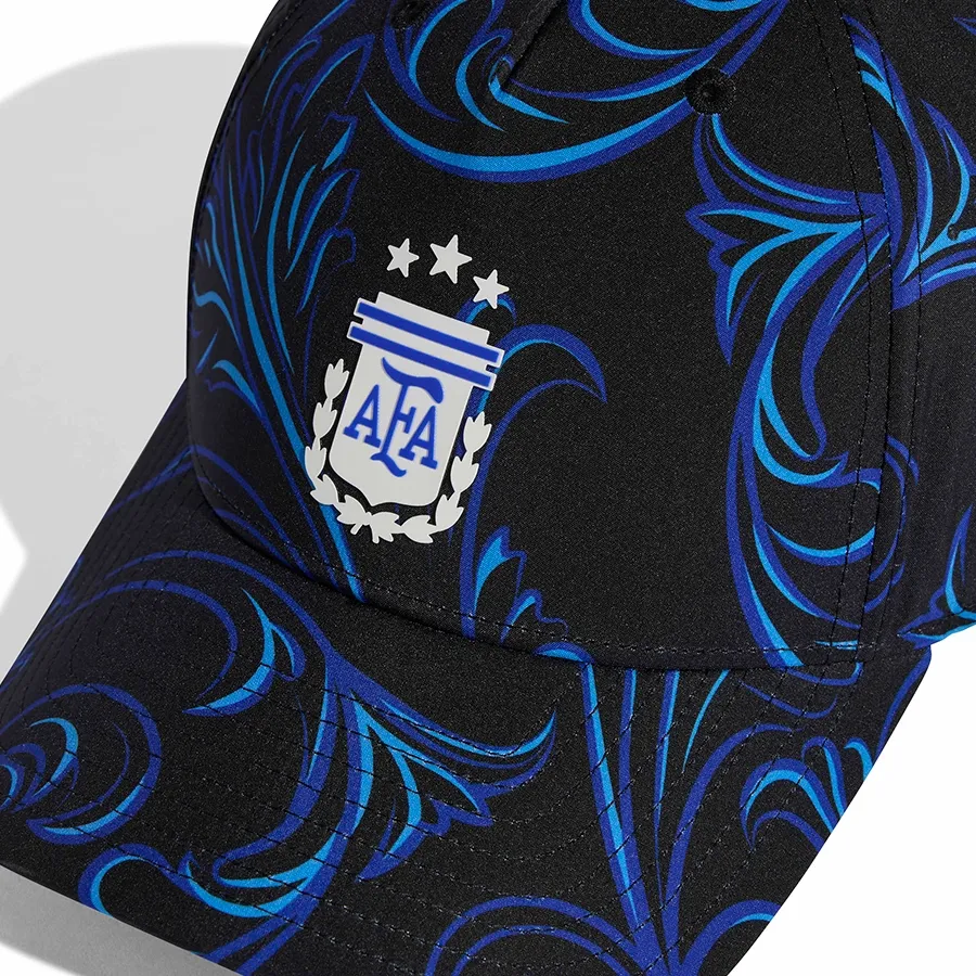 Imagen 2 de 4 de Gorra adidas originals Alternativa Seleccion Argentina 26-NEGRO/MARINO/BLANCO