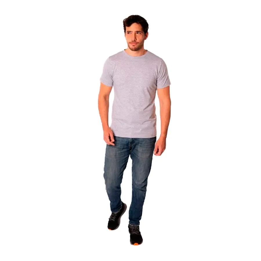 Imagen 2 de 4 de Remera Umbro Classic Embroidery-GRIS