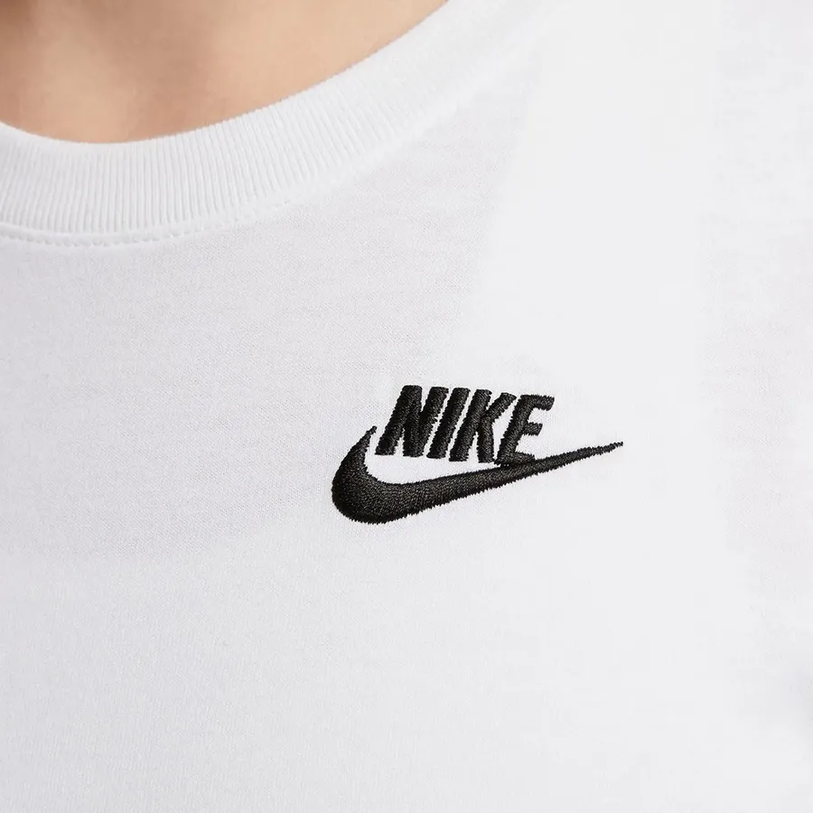 Imagen 2 de 3 de Remera Nike Sportswear Club Essentials-BLANCO