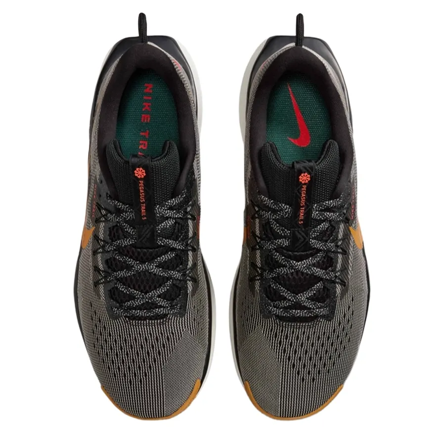 Imagen 3 de 7 de Zapatillas Nike Pegasus Trail 5-BLANCO/NEGRO/DORADO