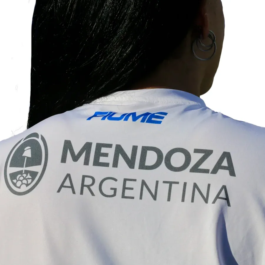 Imagen 3 de 4 de Camiseta Fiume Sport Alternativa Godoy Cruz 2025-BLANCO/GRIS/VINO