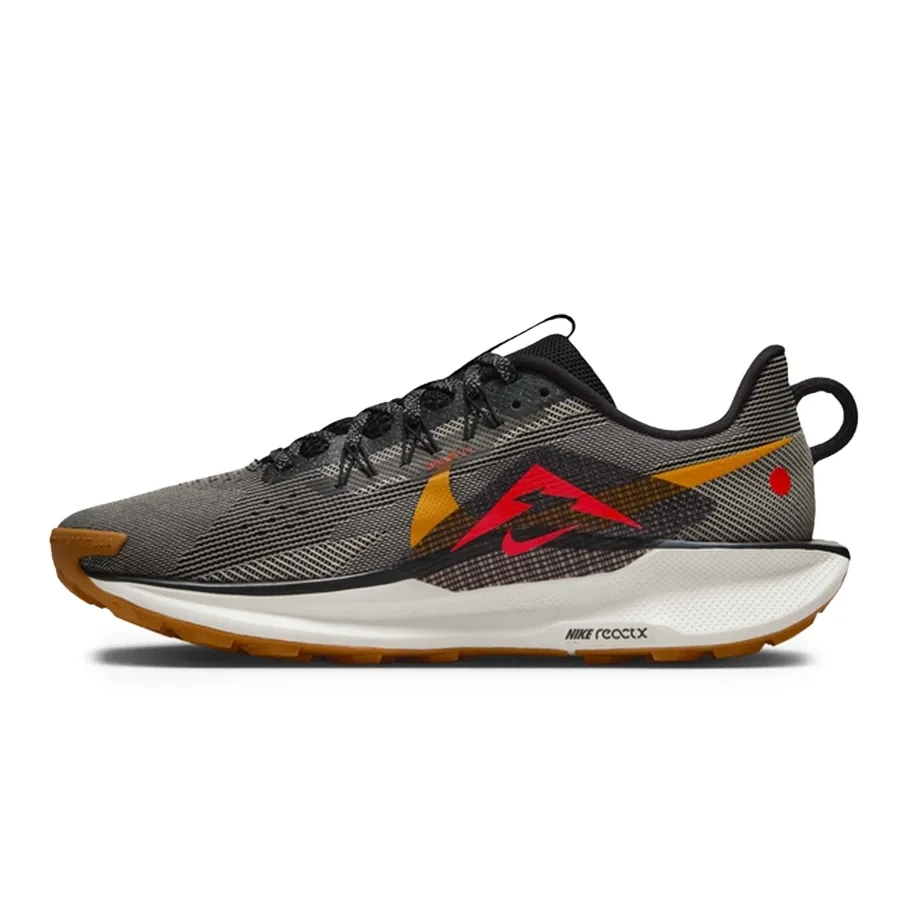 Imagen 2 de 7 de Zapatillas Nike Pegasus Trail 5-BLANCO/NEGRO/DORADO