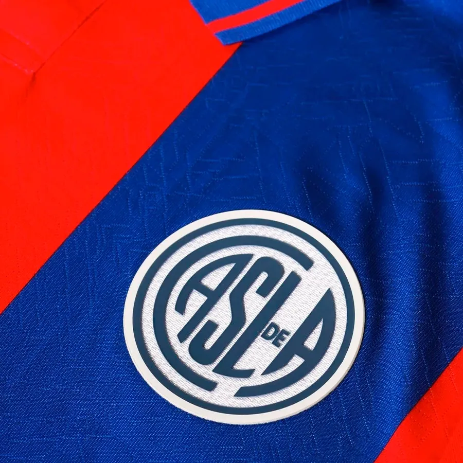 Imagen 5 de 9 de Camiseta Atomik Titular San Lorenzo 25/26-ROJO/AZUL