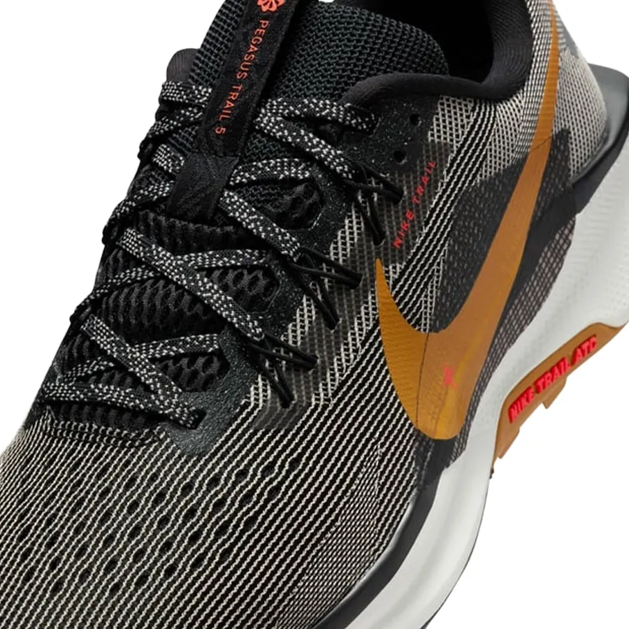 Imagen 5 de 7 de Zapatillas Nike Pegasus Trail 5-BLANCO/NEGRO/DORADO