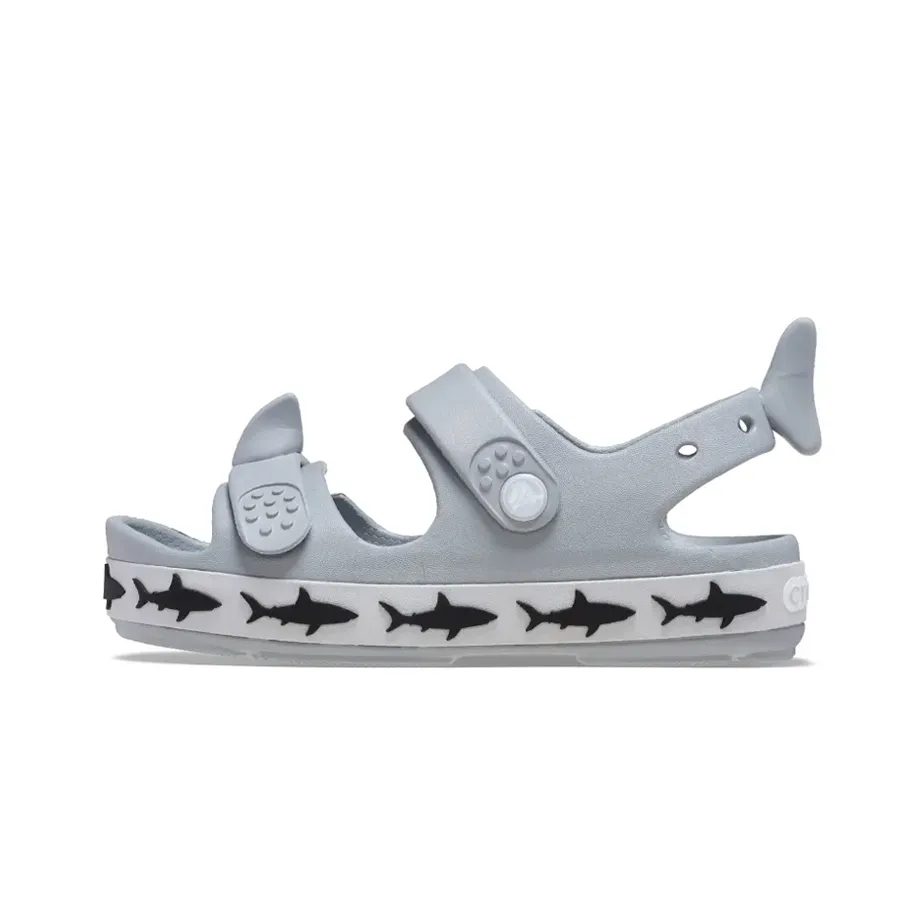 Imagen 2 de 7 de Sandalias Crocs Crocband Cruiser Shark-GRIS/BLANCO