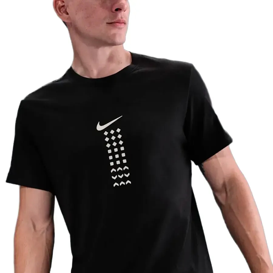 Imagen 2 de 4 de Remera Nike Sportswear-NEGRO