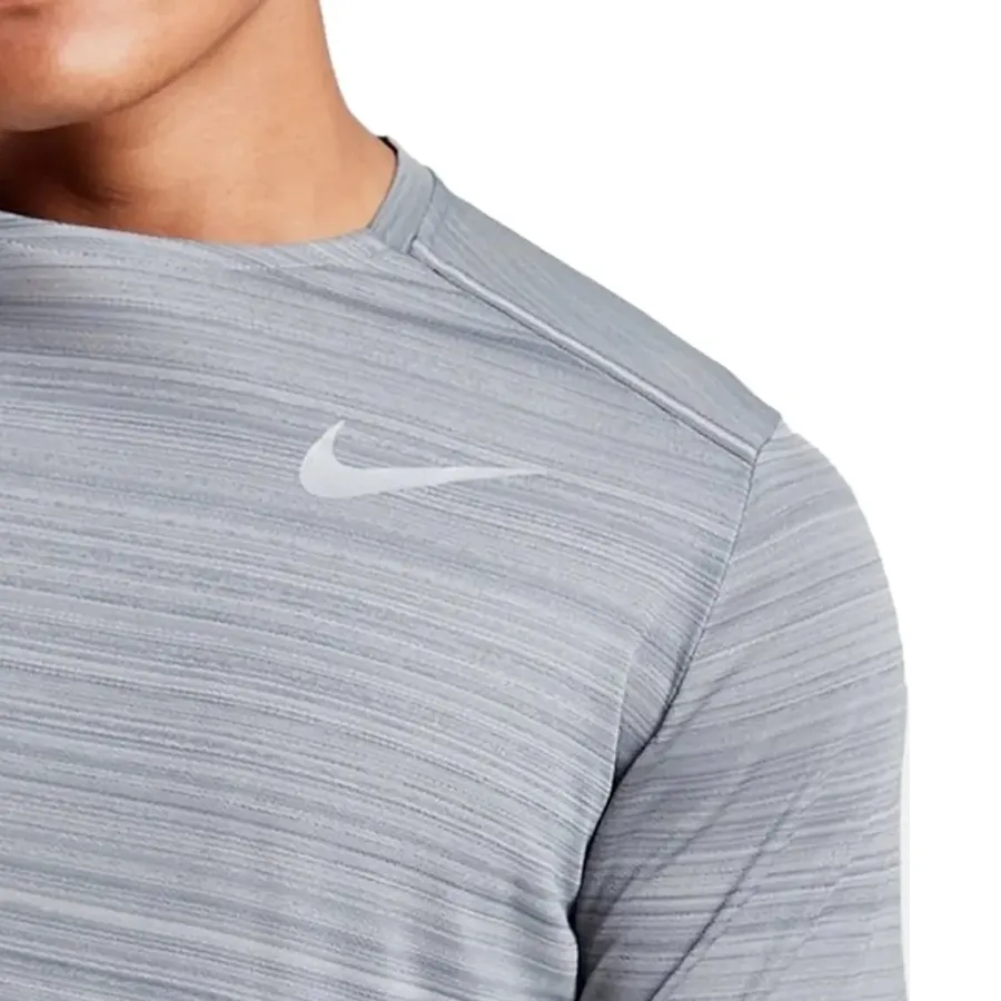 Imagen 4 de 5 de Remera Nike Dri-Fit Miler-GRIS