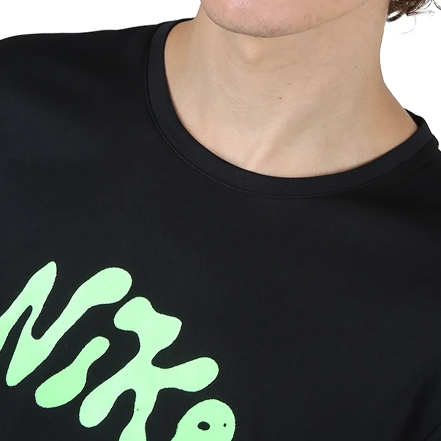 Imagen 2 de 3 de Remera Nike Dri-fit Uv Miler Studio '72-NEGRO/LIMA
