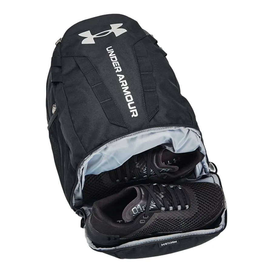 Imagen 2 de 6 de Mochila Under Armour Hustle 5.0-NEGRO/PLATA
