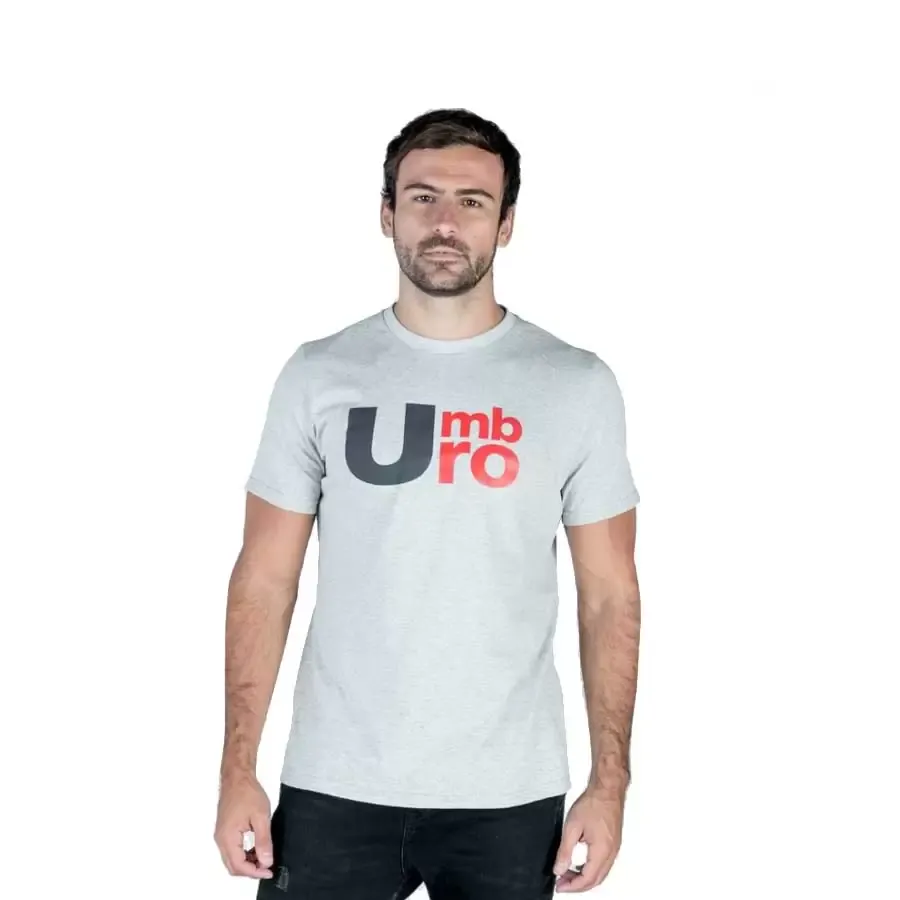 Imagen 1 de 2 de Remera Umbro Hombre Est Letters-GRIS