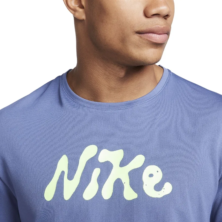 Imagen 2 de 4 de Remera Nike Dri-FIT UV Miler Studio '72-AZUL/BLANCO