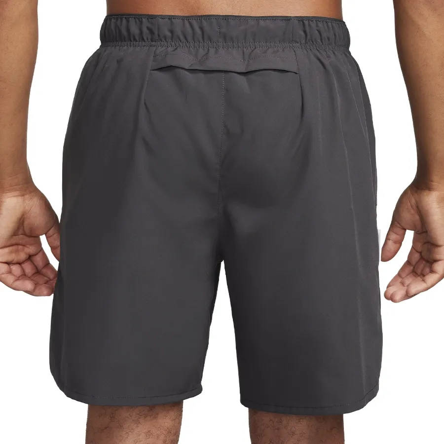 Imagen 1 de 6 de Short Nike Dri-FIT Challenger Studio '72-GRAFITO