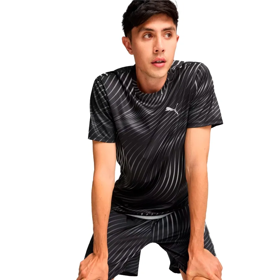 Imagen 2 de 4 de Remera Puma Run Favorite Aop-NEGRO/GRIS