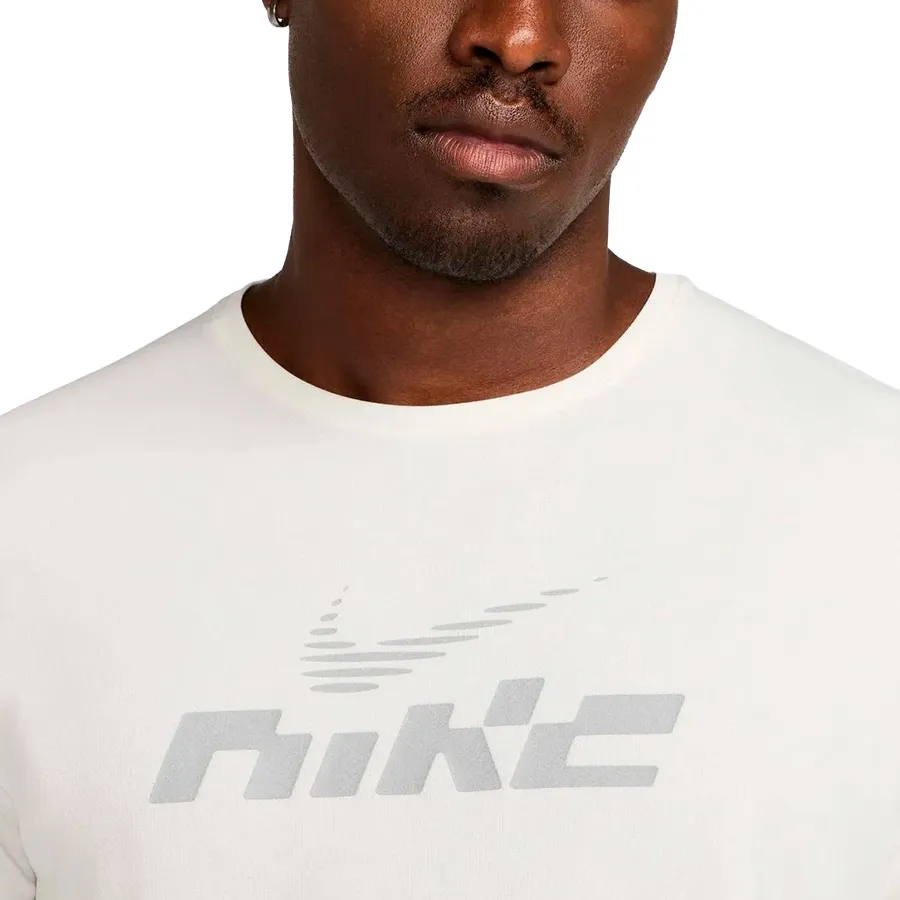 Imagen 2 de 6 de Remera Nike Miler Flash-BLANCO