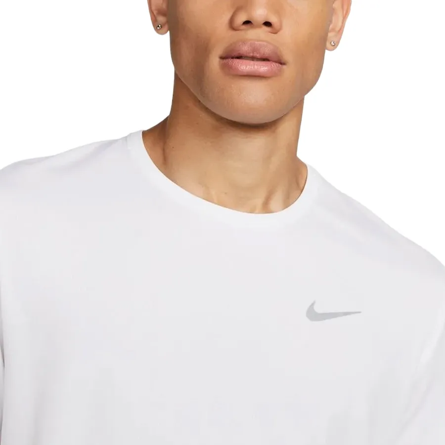 Imagen 2 de 4 de Remera Nike Dri-FIT UV Miler-BLANCO