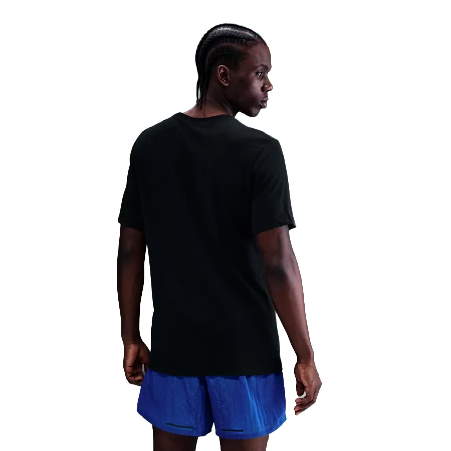 Imagen 1 de 4 de Remera Nike Tee Run Swoosh-NEGRO