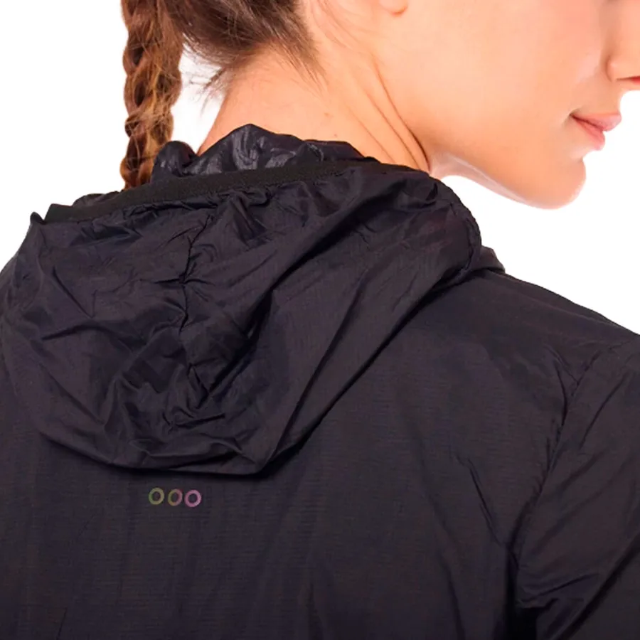 Imagen 3 de 6 de Campera Saucony Rompeviento Peregrine Packaway 2-NEGRO