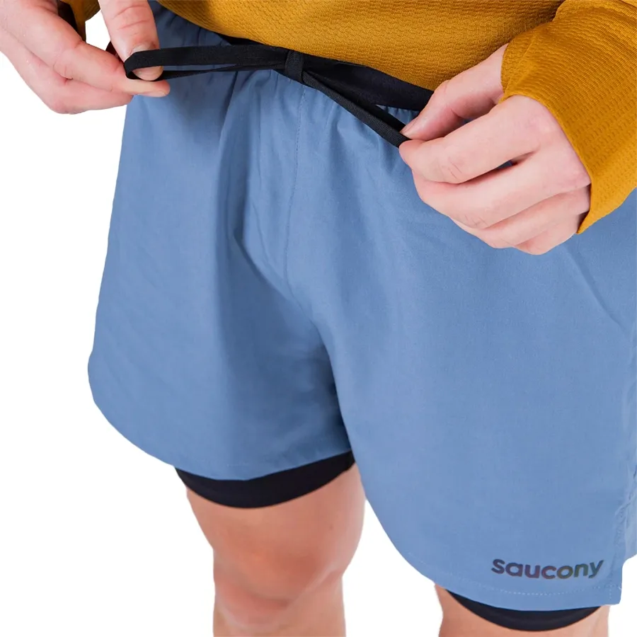 Imagen 0 de 5 de Shorts Saucony Outpace 4" 2 en 1-CELESTE/NEGRO