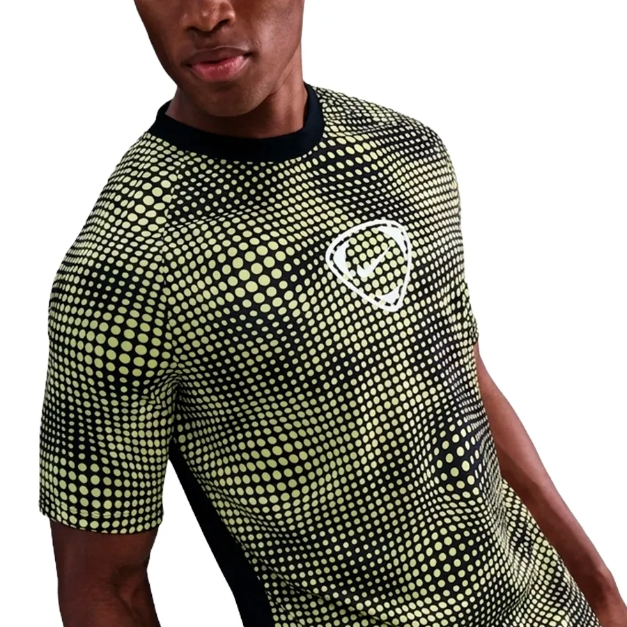 Imagen 2 de 4 de Remera Nike Dri-Fit Academy+-NEGRO/AMARILLO
