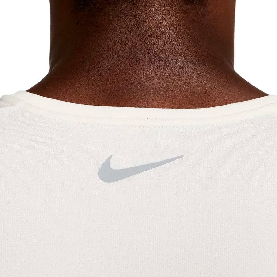 Imagen 3 de 6 de Remera Nike Miler Flash-BLANCO
