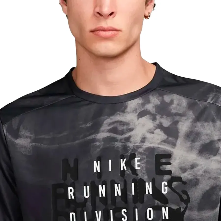 Imagen 2 de 3 de Remera Nike Run Division Rise 365-NEGRO/GRIS