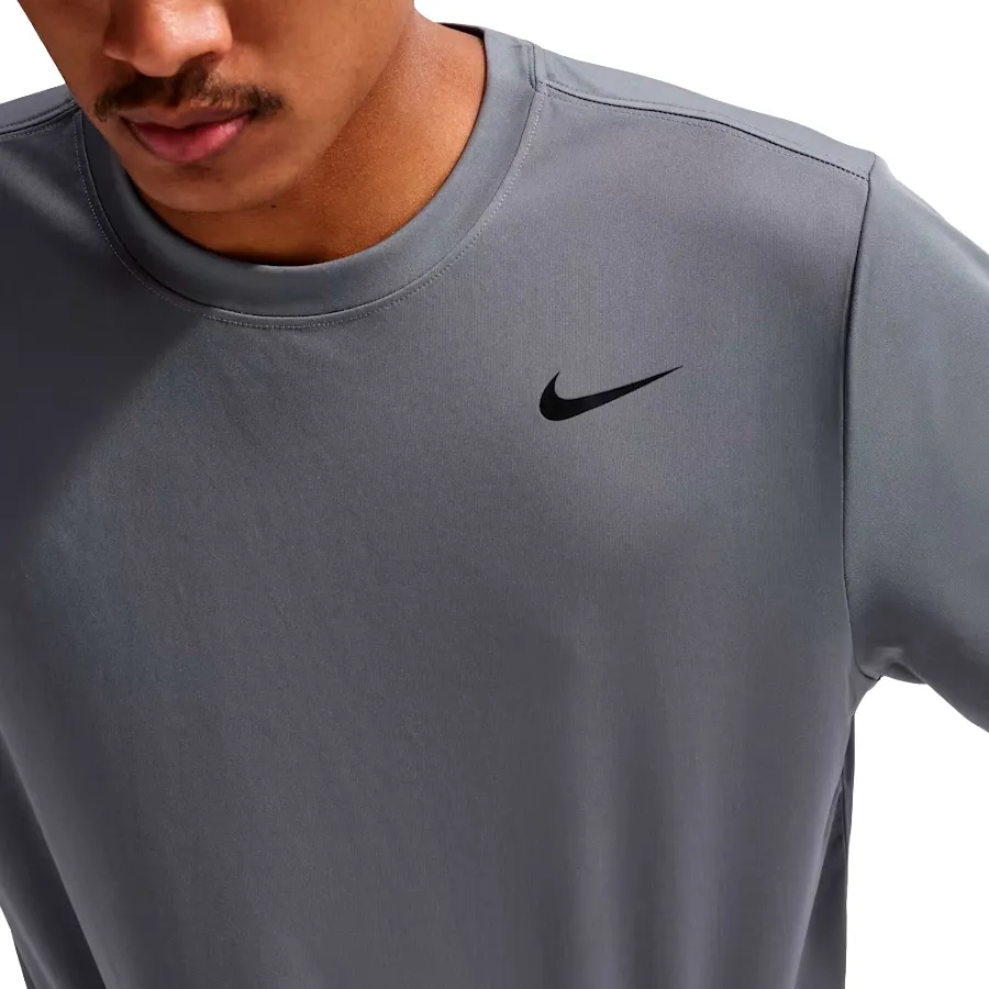 Imagen 3 de 5 de Remera Nike Dri Fit-GRIS