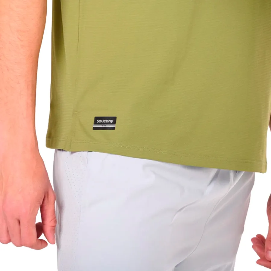 Imagen 2 de 6 de Remera Saucony Manga Corta Peregrine Tr Graphic-VERDE OLIVA