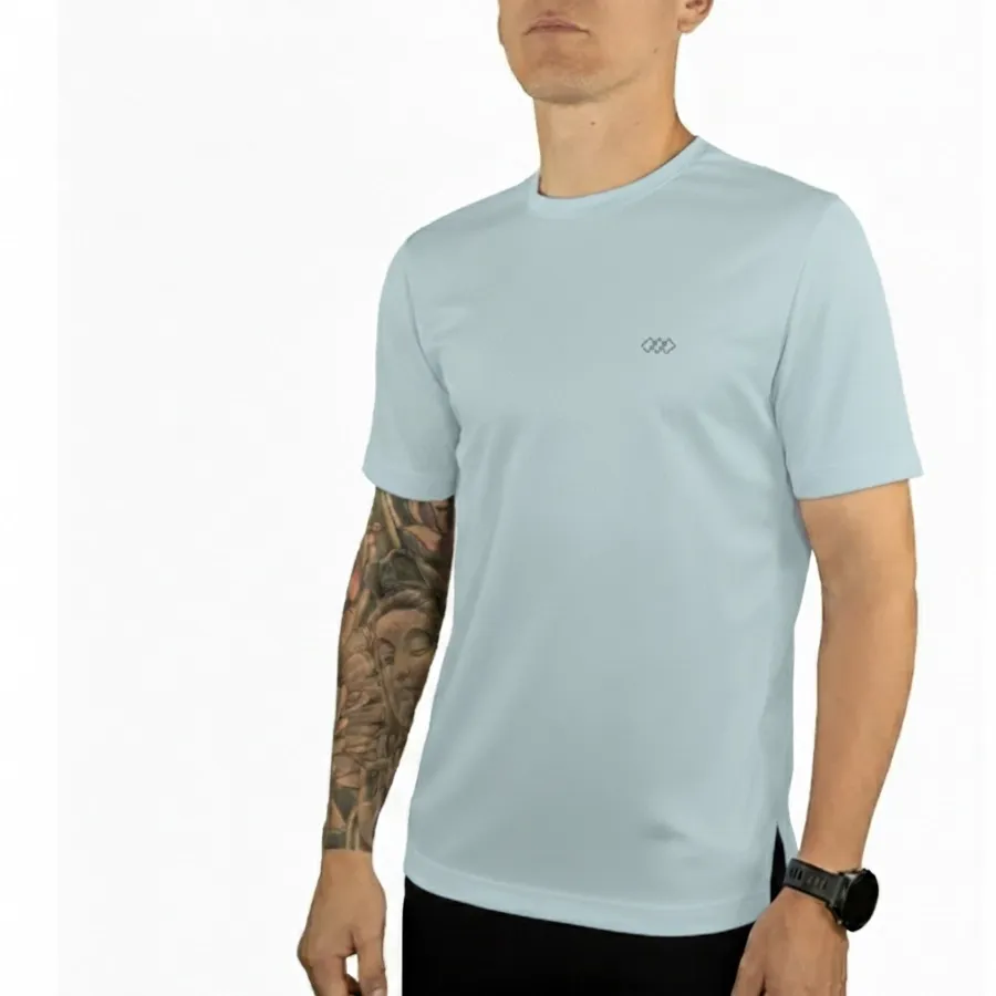 Imagen 1 de 5 de Remera Kamp Ultrarun con Recortes Laterales-CELESTE