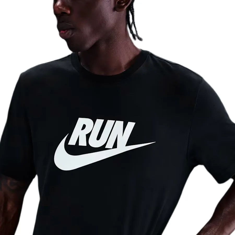 Imagen 2 de 4 de Remera Nike Tee Run Swoosh-NEGRO