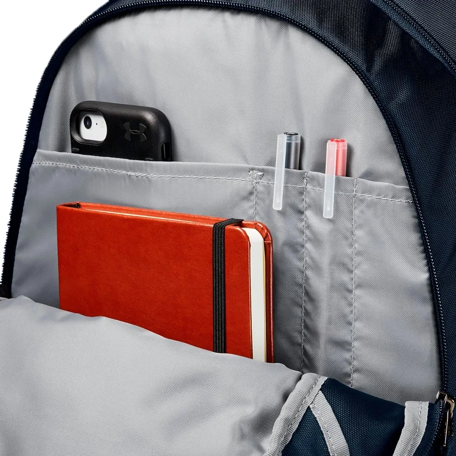 Imagen 2 de 6 de Mochila Under Armour Hustle 5.0-MARINO/ROJO/BLANCO