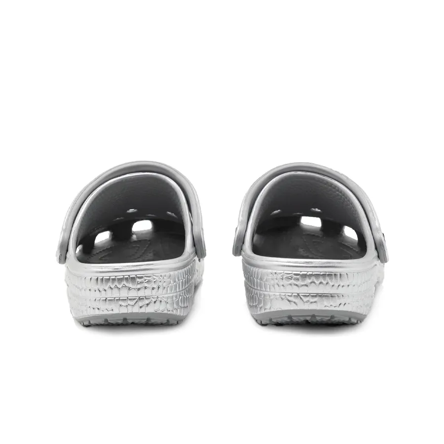 Imagen 3 de 6 de Ojotas Crocs Classic Metallic-PLATA