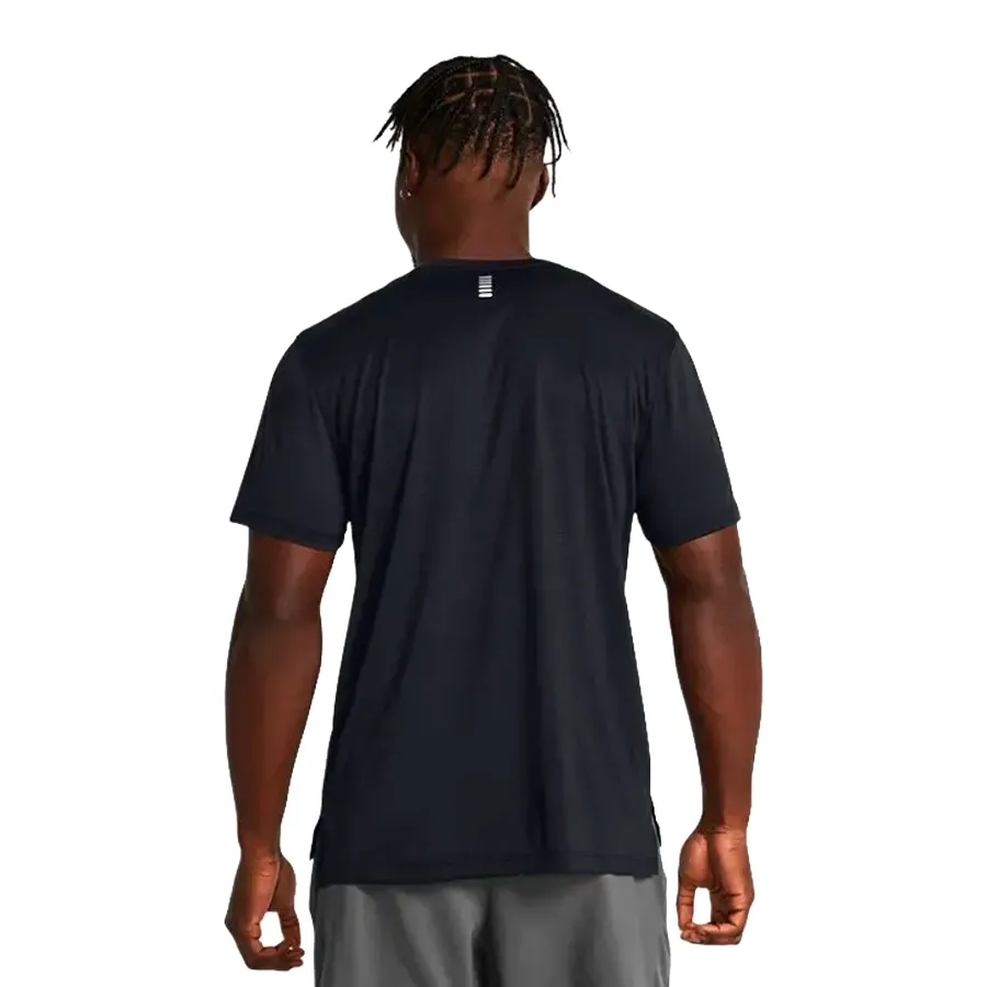 Imagen 1 de 4 de Remera Under Armour Launch Shortsleeve-NEGRO