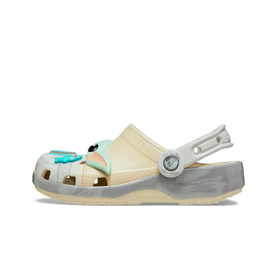 Imagen 2 de 6 de Sandalias Crocs Classic Clog Grogu Kids-NATURAL/HUESO