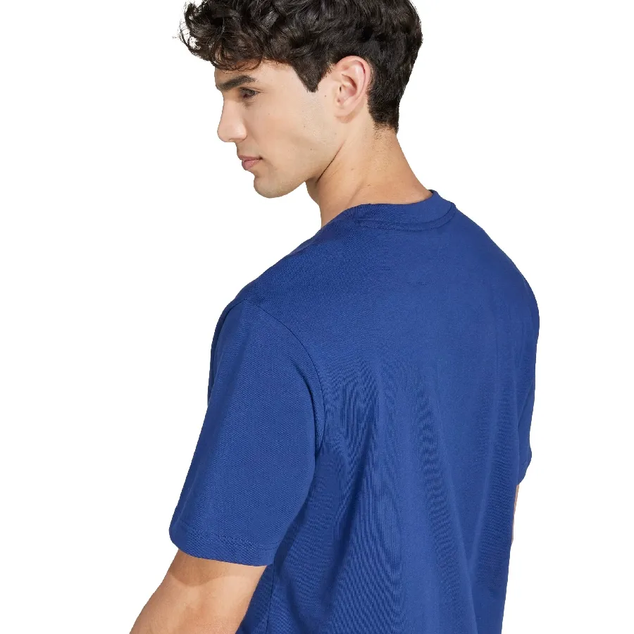 Imagen 4 de 6 de Remera adidas punto simple con logo pequeño Essentials-AZUL
