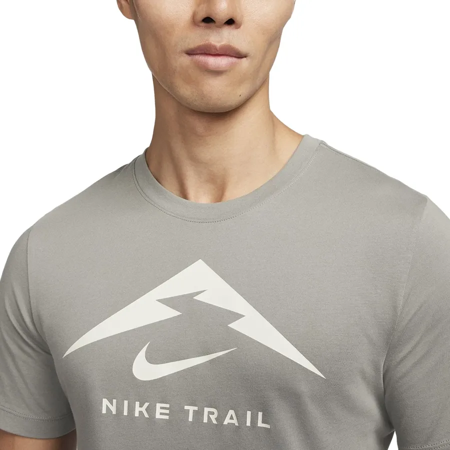Imagen 2 de 3 de Remera Nike Trail Dri-Fit-CEMENTO/BLANCO