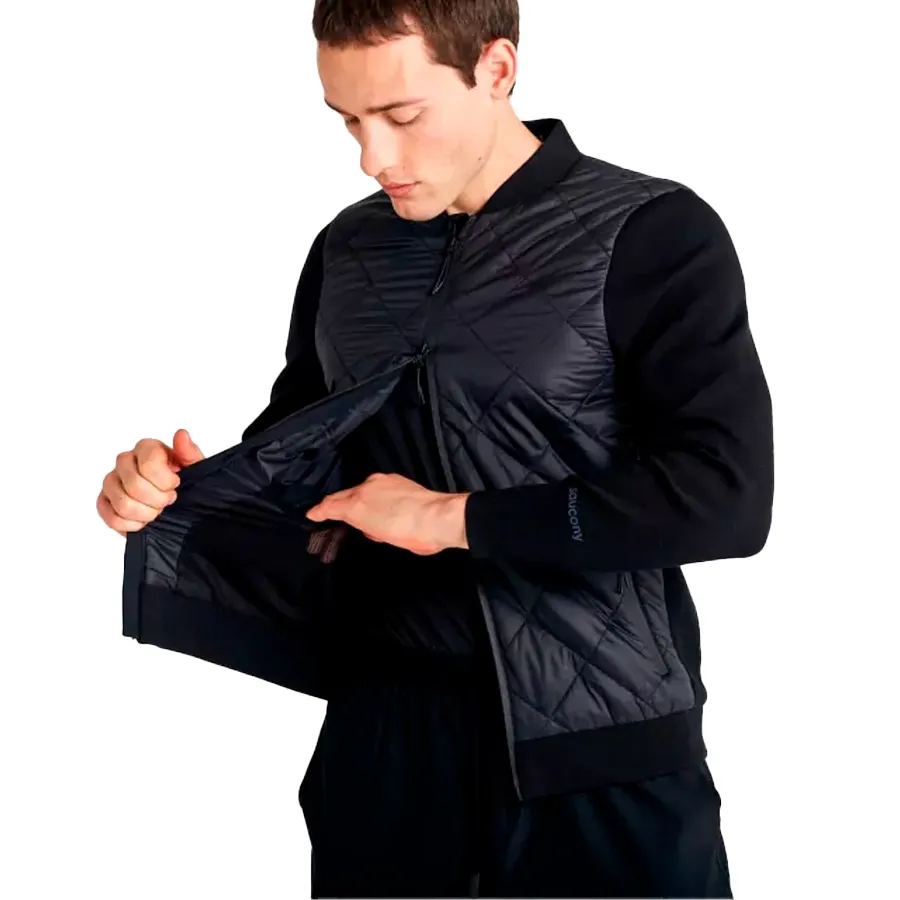 Imagen 2 de 7 de Campera Saucony Boulder Oysterpuff-NEGRO